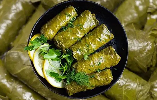Yaprak sarmasını bir de böyle deneyin - Hellim peynirli yaprak sarmasının püf noktaları