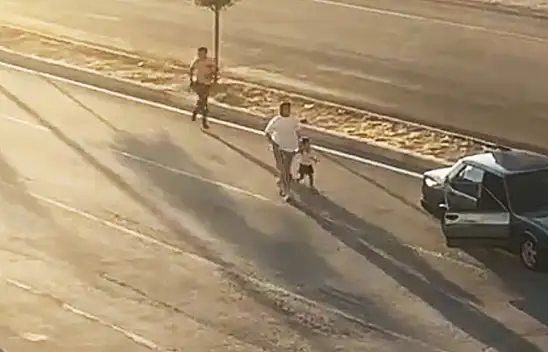 Yayaya çarptı. Olay yerinden kadın ve çocuğuyla kaçtı