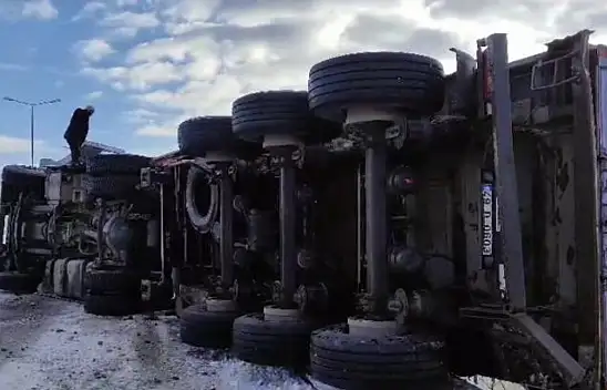 Yem yüklü tır buzlanan yolda devrildi!