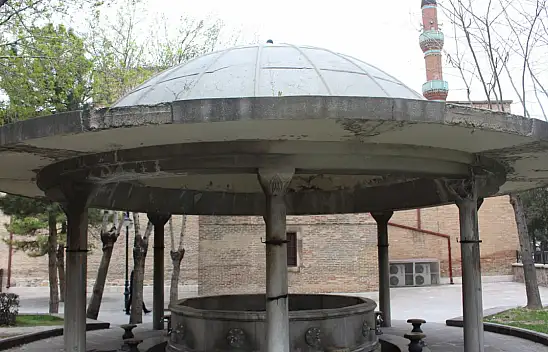 Yıllara değil asırlara meydan okuyan iplikçi cami