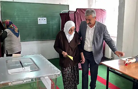 Yıllardır görüşmediği kardeşiyle oy verme gününde karşılaştı