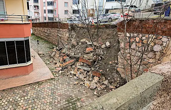 Yoğun yağış nedeniyle istinat duvarı çöktü!