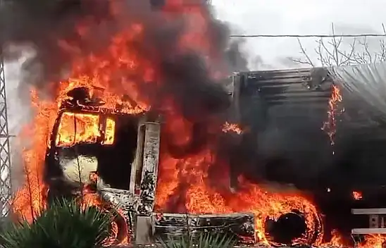 Yol kenarına bırakılan tır alev alev yandı