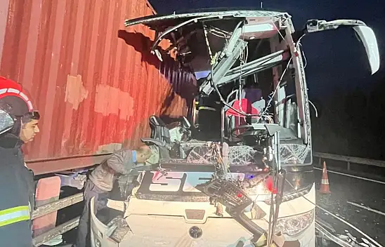 Yolcu otobüsü, otoyolda TIR'a çarptı! 6 ölü, 11 yaralı