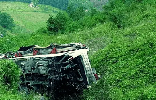 Yolcu otobüsü vadiye düştü: 10 ölü
