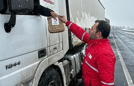Yolda kalanların imdadına Kızılay yetişti!