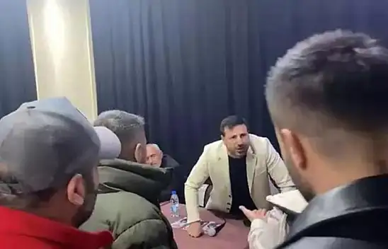 YRP adayı türkücü Davut Güloğlu vatandaşa mikrofon fırlattı: 'Seni buraya tuttular da mı gönderdiler' 