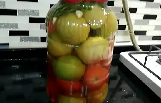 Yumuşamayan domates turşusunun püf noktası. Tuz yerine bunu koymak gerekiyor!