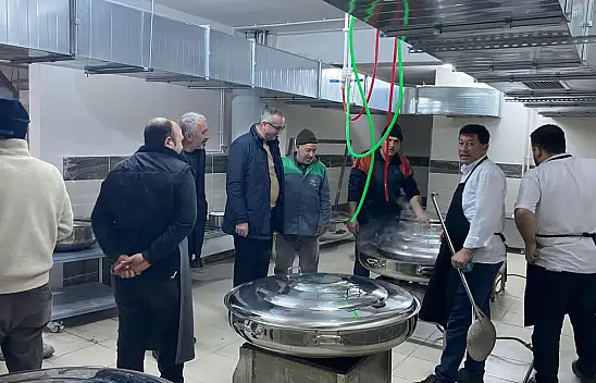 Yunak'lı hayır severlerden depremzedeler İçin kavurma