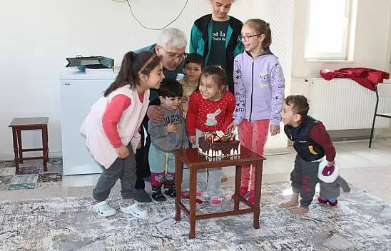 Yunak'ta depremzede çocuğa doğum günü sürprizi