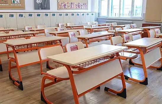 Zamanı unutan öğrenciler okulda mahsur kaldı, camdan yardım çağırdılar