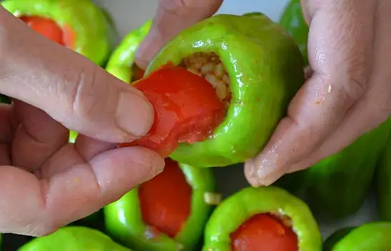 Zeytinyağlı biber dolmasını daha lezzetli yapan pişirme tekniği Aşçılar da uyguluyor…