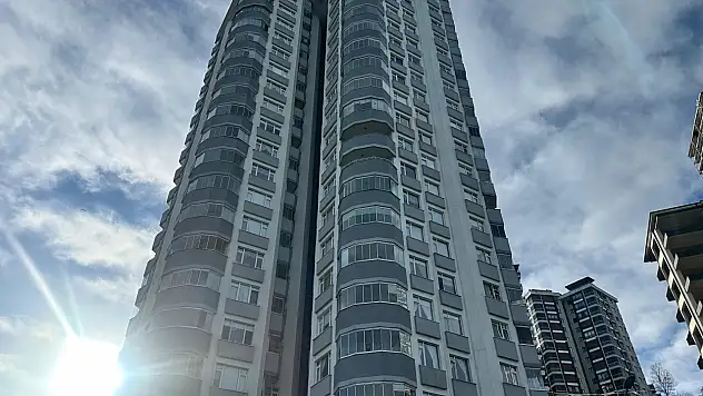10. kattaki evinin balkonundan düşen akademisyen yaşamını yitirdi