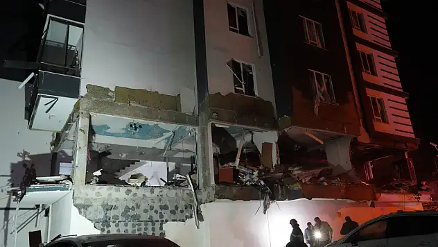 14 katlı binada geceyi sarsan patlama: 16 kişi yaralandı!