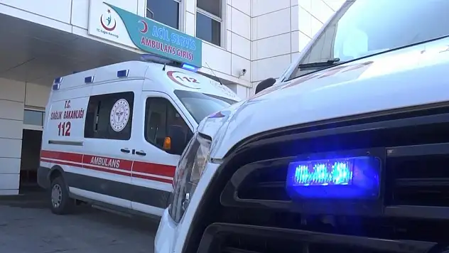 15 yaşındaki motosikletli manevra yaparken park halindeki araca çarptı