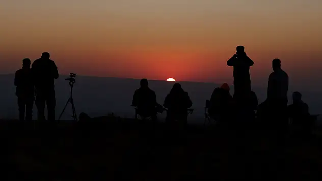 2 bin 700 rakımlı Şerafettin Dağları'nda köyü şehri seyrediyorlar!