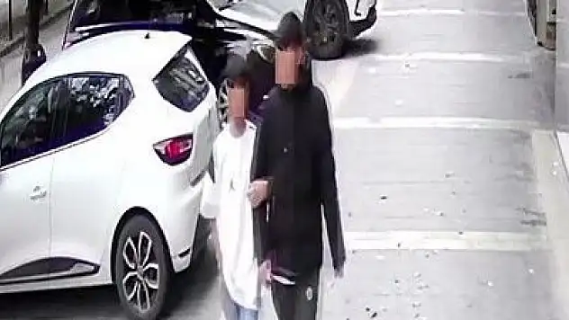 2 öğrenciyi bıçaklayıp, 4 öğrenciyi gasp ettiler!