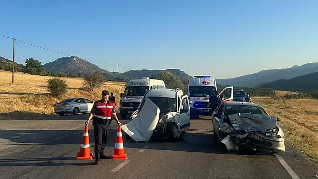 2 otomobil çarpıştı: 1 kişi hayatını kaybetti, 9 kişi yaralandı! Yaralıların arasında o siyasetçi de var