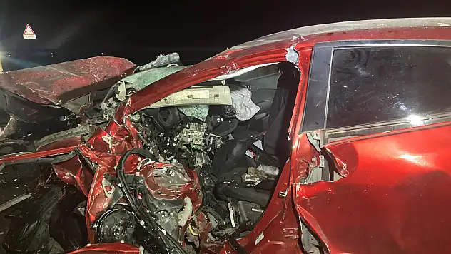 2 otomobil kafa kafaya çarpıştı: 4 ölü, 1 yaralı