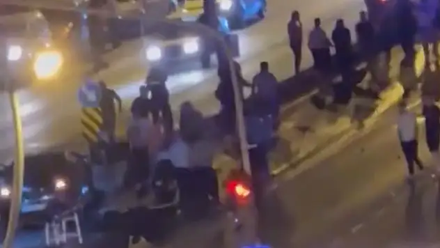 2 otomobil kavşakta çarpıştı: 10 yaralı