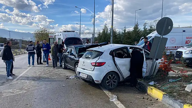 2 otomobilin çarpıştığı kazada 7 kişi yaralandı