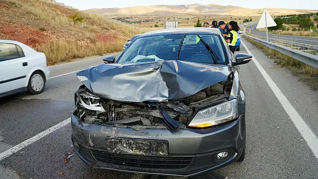 2 otomobilin çarpıştığı kazada ortalık savaş alanına döndü!