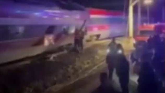 2 tren raydan çıktı: Çok sayıda kişi hayatını kaybetti!