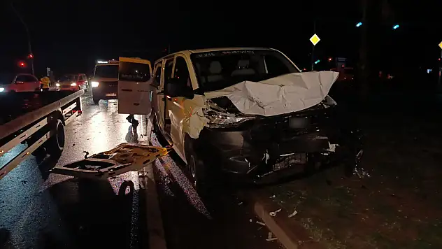 2 tur aracı çarpıştı, 4'ü turist 6 kişi yaralandı