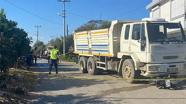 20 yaşındaki motosikletli kamyon altında can verdi