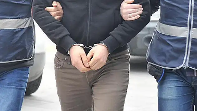 21 yıldan fazla hapis cezasıyla aranıyordu: Yakayı ele verdi!