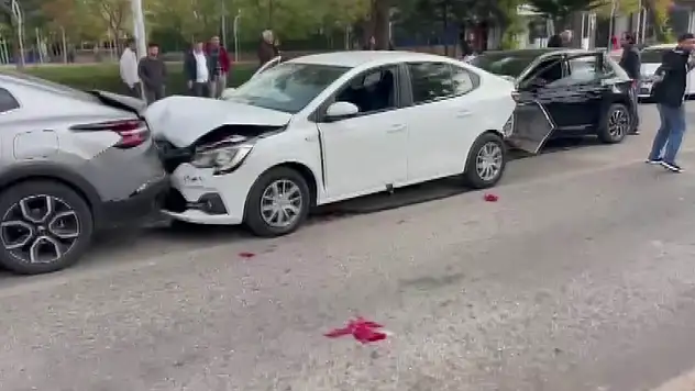 3 araç birbirine girdi: 1'i bebek, 4 yaralı