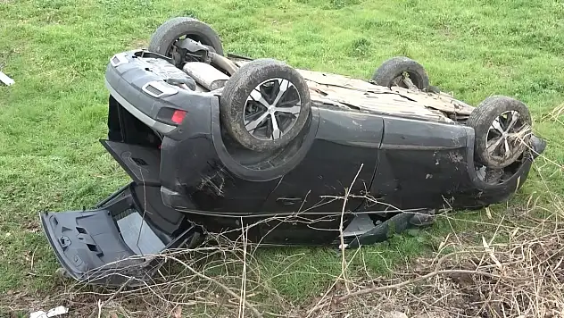 3 metre yükseklikten tarlaya yuvarlanan otomobilden şans eseri kurtuldular!