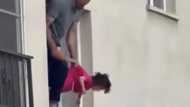 3 yaşındaki kızını bıçakla rehin aldı