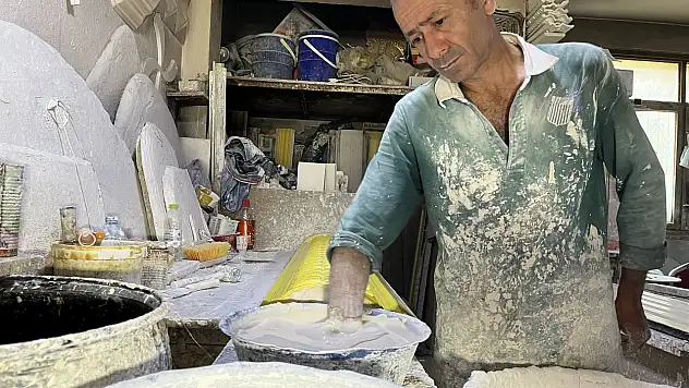 37 yıldır alçıyı sanat eserine dönüştürüyor