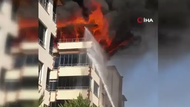 4 katlı binanın terasında korkutan yangın: Alevler gökyüzünü sardı
