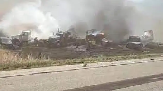 40'tan fazla aracın karıştığı kazada 6 kişi öldü