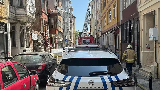 5 katlı binanın çatısında yangın çıktı