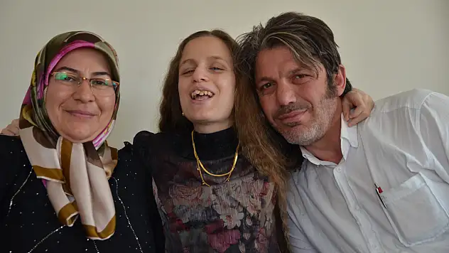 500 gram doğdu, müziğe tutundu: Ayşe Beyza Konya'da mezuniyet sevinci yaşadı