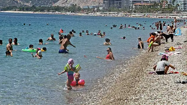 Antalya'nın dünyaca ünlü sahilinde koronavirüse meydan okuyorlar! Tatilcileri kalabalıktan tedirgin