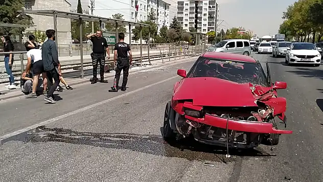 Konya'da otomobil tramvay durağına girdi