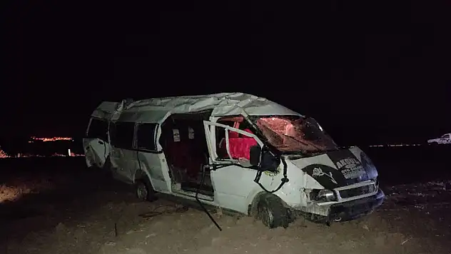 Konya'nın Yunak ilçesinde minibüs takla attı, 5 yaralı