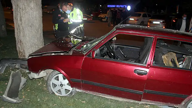 Konya'da otomobil ağaca çarptı: 1 yaralı