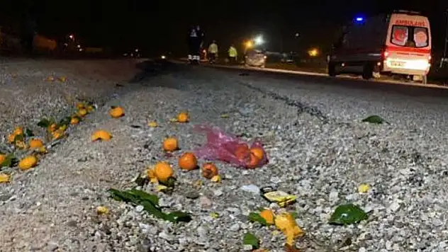 Konya'da işten eve dönen adama minibüs çarptı! Geriye etrafa saçılan meyveler kaldı