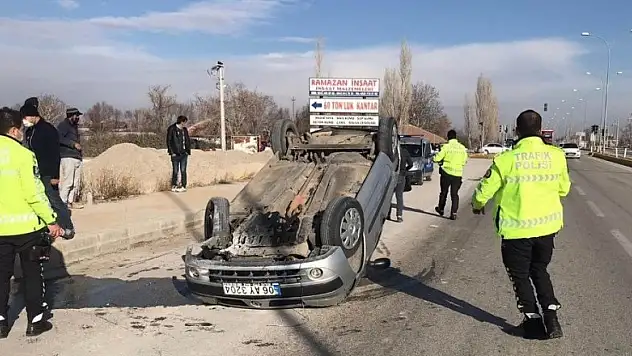 Konya'da iki otomobil kavşakta çarpıştı! Ters dönen aracın sürücüsü yaralandı