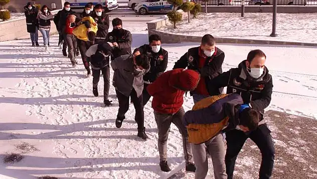 Konya'dan da özel ekibin katılımıyla yapılan şantaj ve fuhuş operasyonunda 11 kişi tutuklandı
