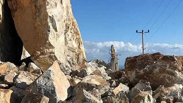 Antalya'da şok! Yüzlerce tonluk kayalar yola devrildi! Sokak kısıtlaması can kaybını önledi