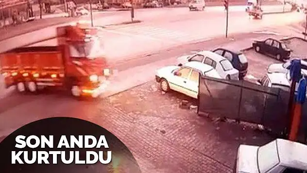 Gizli buzlanma nedeniyle savrulan kamyonet son anda durabildi
