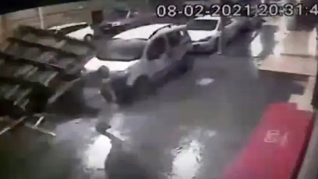 İstanbul'da dehşet anlarının görüntüleri! Ölümden kılpayı kaçış