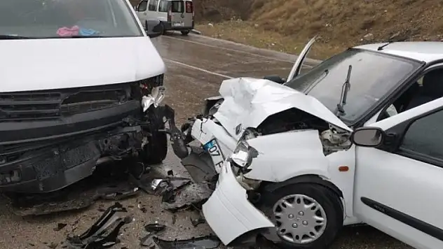 Isparta-Konya yolunda öğretmenleri taşıyan minibüs ile otomobil çarpıştı: 6 yaralı