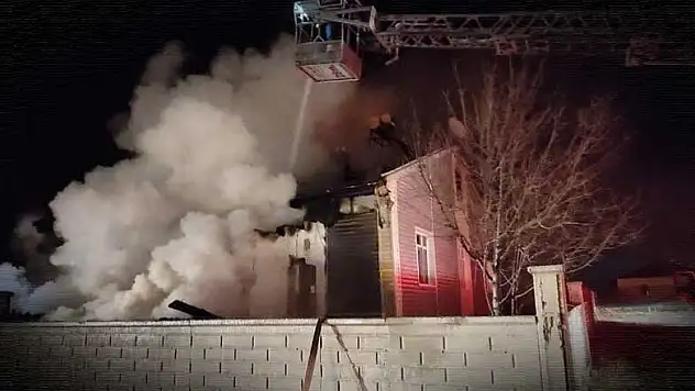 Konya'da elektrik kontağından çıkan yangın müstakil evi küle çevirdi